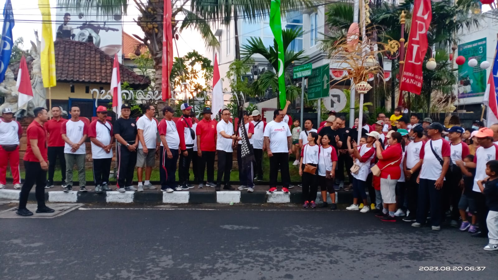 Wali Kota Jaya Negara Buka Jalan Sehat Serangkaian HUT Ke-33 LPD Desa Adat Panjer