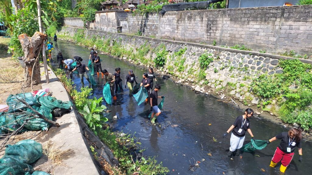 Kelurahan Panjer Gandeng ALSA Unud Bersihkan Tukad Rangda