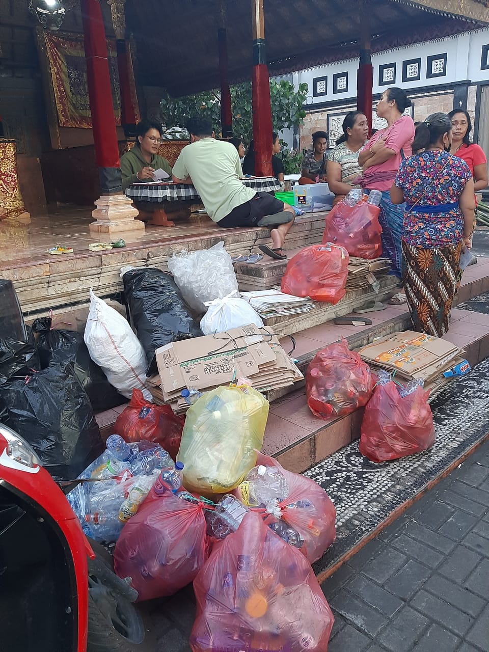 Bank Sampah Dharma Laksana Fasilitasi Kader PKK Lingkungan Kaja Panjer Lakukan Pemilahan Sampah Berbasis Sumber
