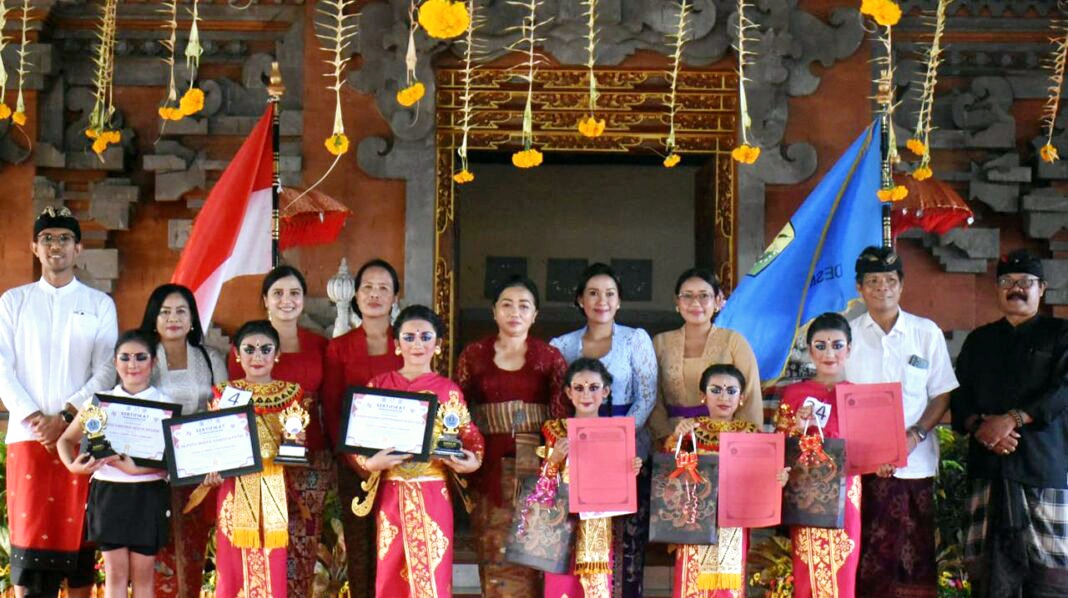Bunda Literasi Kota Denpasar Apresiasi Lomba Busana Endek Casual dan Tari Condong Kelurahan Panjer